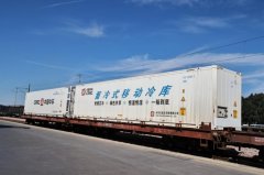 正在焊缝间绽放的焊花